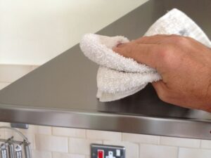 cach-ve-sinh-ban-inox