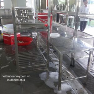 tinh-nang-cua-ban-inox-trong-moi-truong-thuc-pham