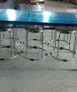 chat-lieu-va-uu-diem-cua-ban-inox-co-moc-treo-ghe