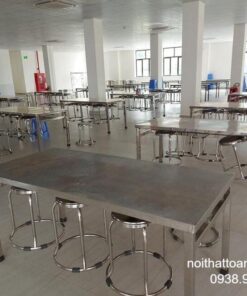 gia-cua-ban-inox-co-moc-treo-ghe