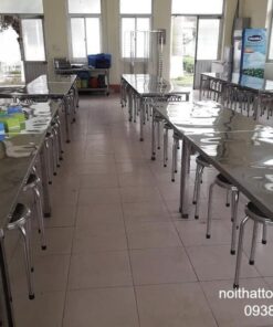 su-dung-va-bao-quan-ban-inox-co-moc-treo-ghe