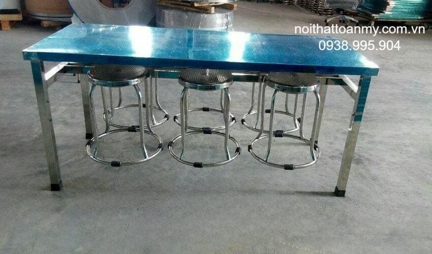 ban-inox-co-moc-treo-ghe