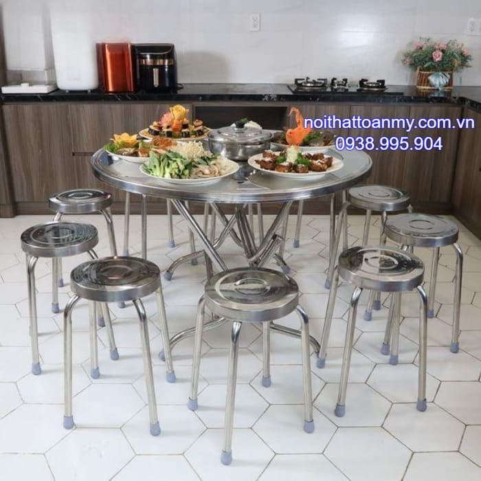 Các loại bàn inox phổ biến cho các bữa tiệc gia đình 2 ban-inox-tron-cho-cac-bua-tiec-gan-gui