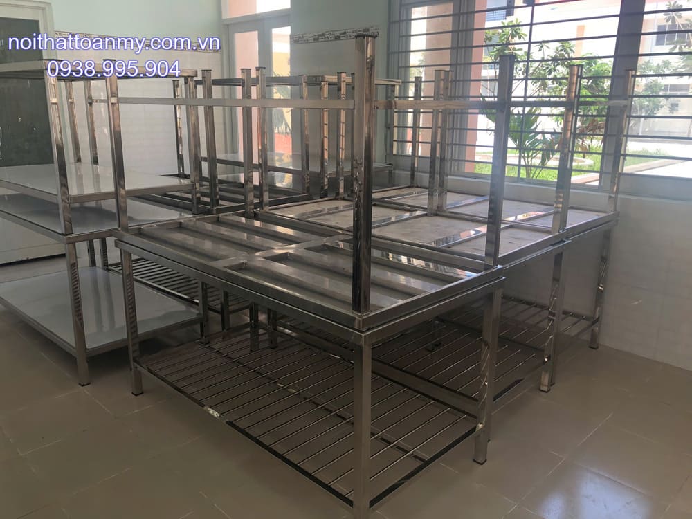 Ứng dụng của bàn inox công nghiệp 3 ban-inox-trong-nha-hang