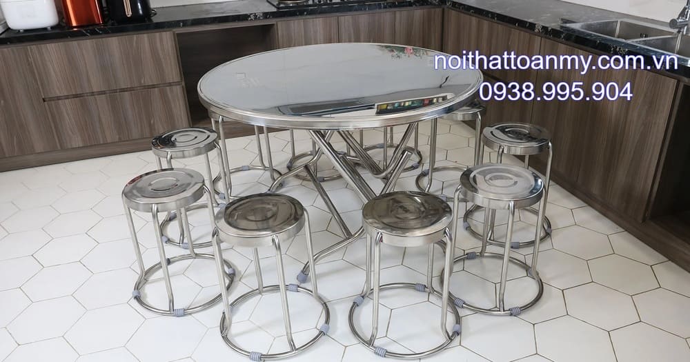 ban-inox-xep-dung-trong-cac-bua-tiec-gia-dinh