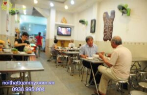 loi-ich-cua-viec-su-dung-ban-inox-trong-quan-an