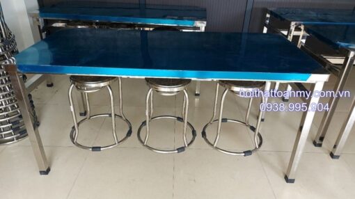 bo-ban-inox-cong-nghiep-co-moc-treo-ghe-7